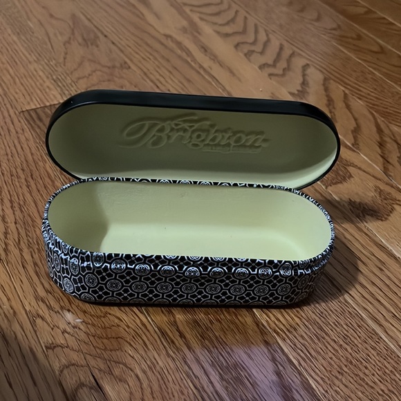 Brighton Sunglass Case Tin Black White Floral Flip Top Metal - Picture 3 of 3